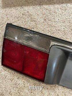 98 04 Cadillac Seville Trunk Deck LID Center Mounted Taillight License Plate