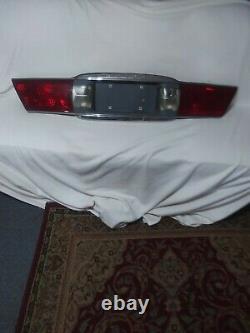 2001 Buick Lesabre Center Tail Light Panel Trunk Deck LID Mount Comme Illustré